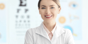 Dificuldade para Ler de Perto? Entenda os Sintomas da Hipermetropia