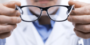 Visão Embaçada? Pode ser Miopia ou Astigmatismo