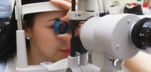 Como a Idade Afeta a Visão: Entenda a Evolução de Miopia e Presbiopia