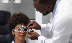 Como a Idade Afeta a Visão: Entenda a Evolução de Miopia e Presbiopia