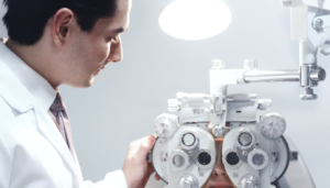 Hipermetropia: Sintomas, Como Corrigir e a Diferença para a Presbiopia